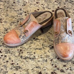 Freebird Women's Orange and Cream Mules